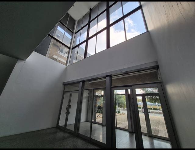 7,296M² OFFICE FOR SALE IN LONGMEADOW